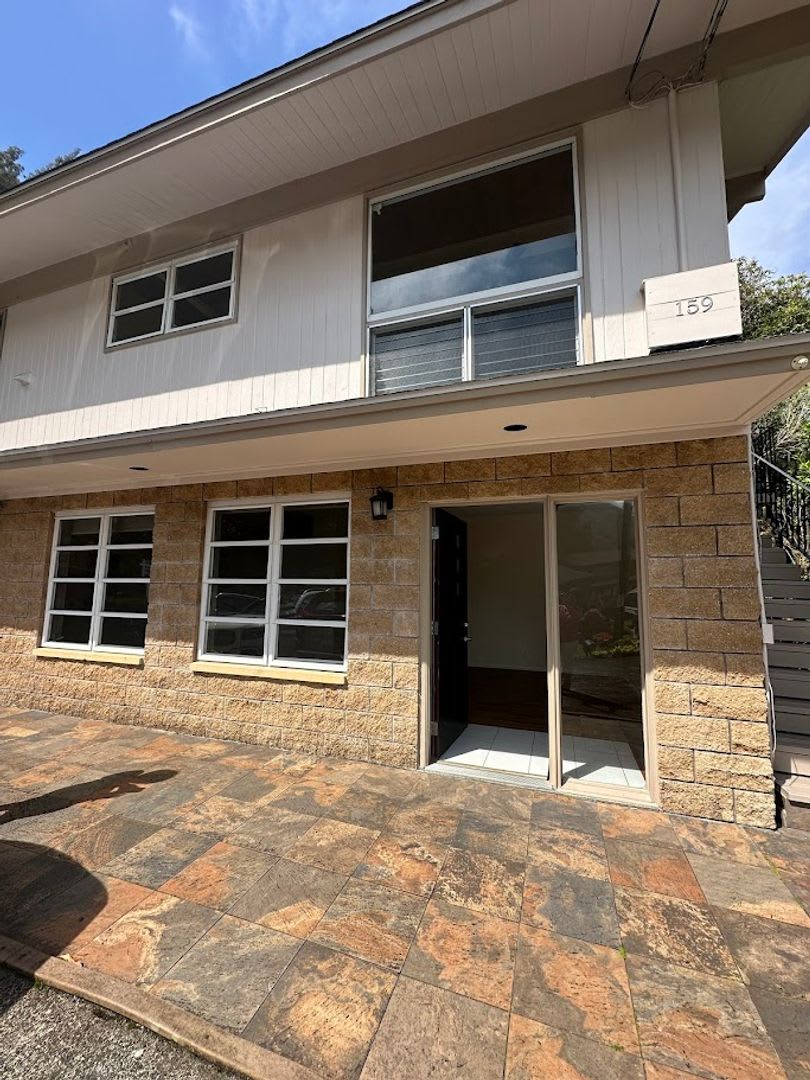 Nuuanu Pali Ground floor 3 bed, 1 ba including utilities and parking stall, pet negotiable