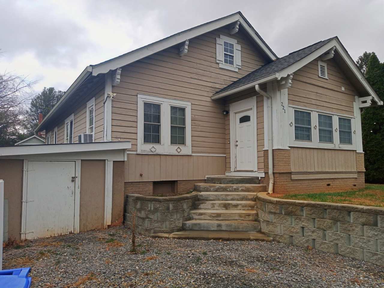 Gorgeous house walking distance from Biltmore Village available now!