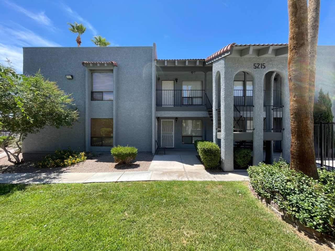 Charming centrally located 2 bed 1.5 bath condo!