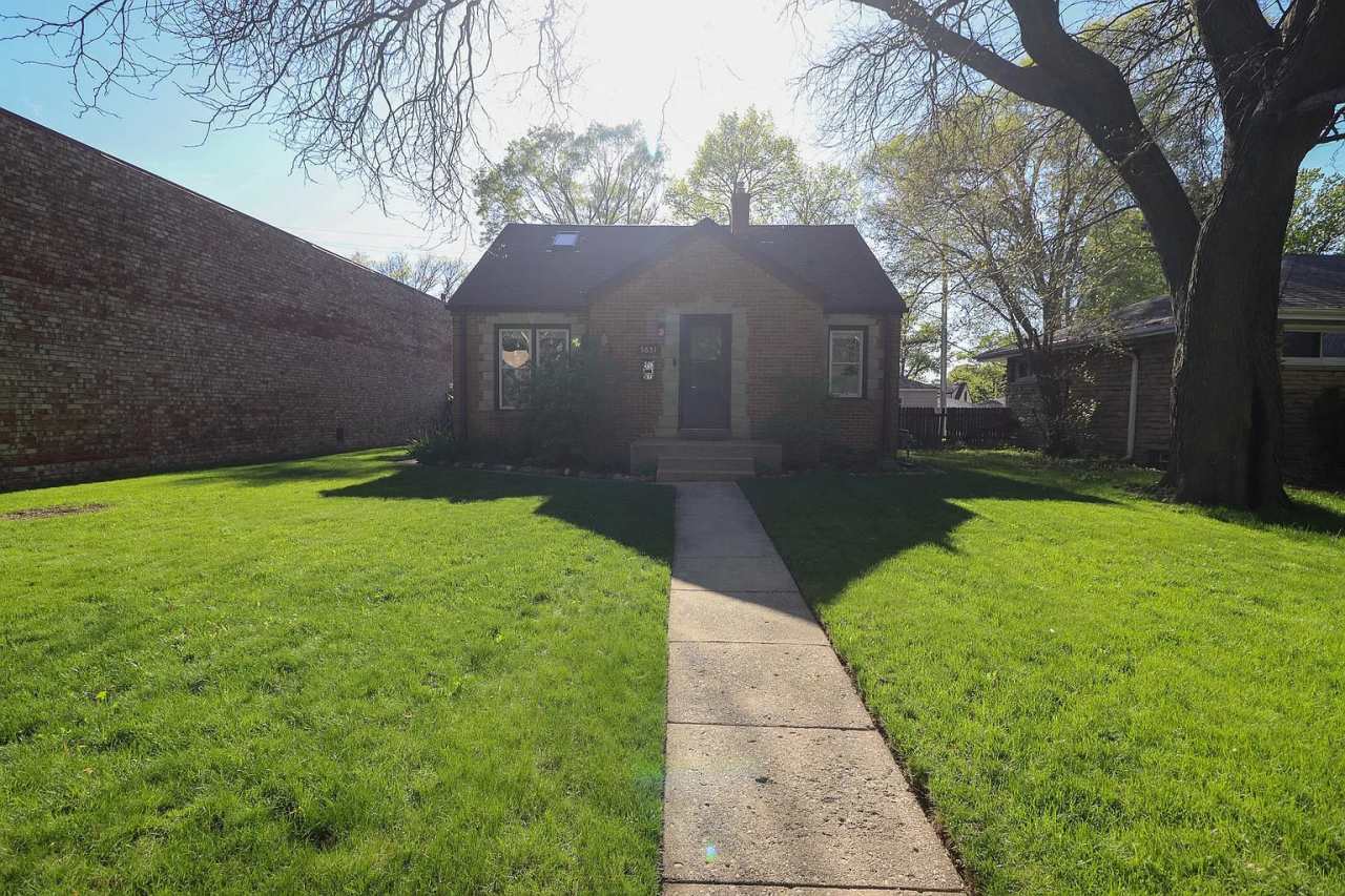 5651 N Green Bay Ave