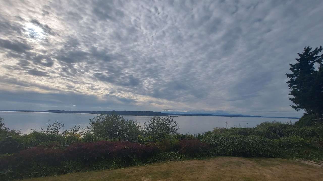 Gated Sound view home Des Moines area, 4 bed plus den 2.5 bath 3900 s/f, Available NOW!!!