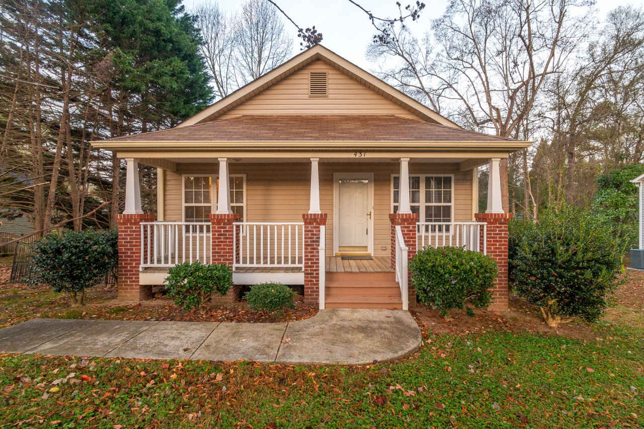 Charming 3 Bedroom, 2 Bathroom Home in Matthews!