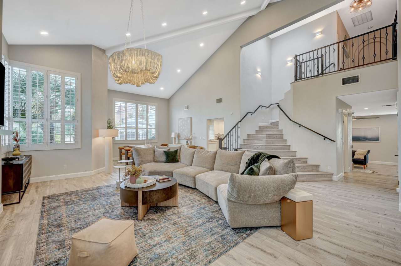 Furnished/Unfurnished 4 Bedroom Contemporary Private Oasis Amazing Backyard