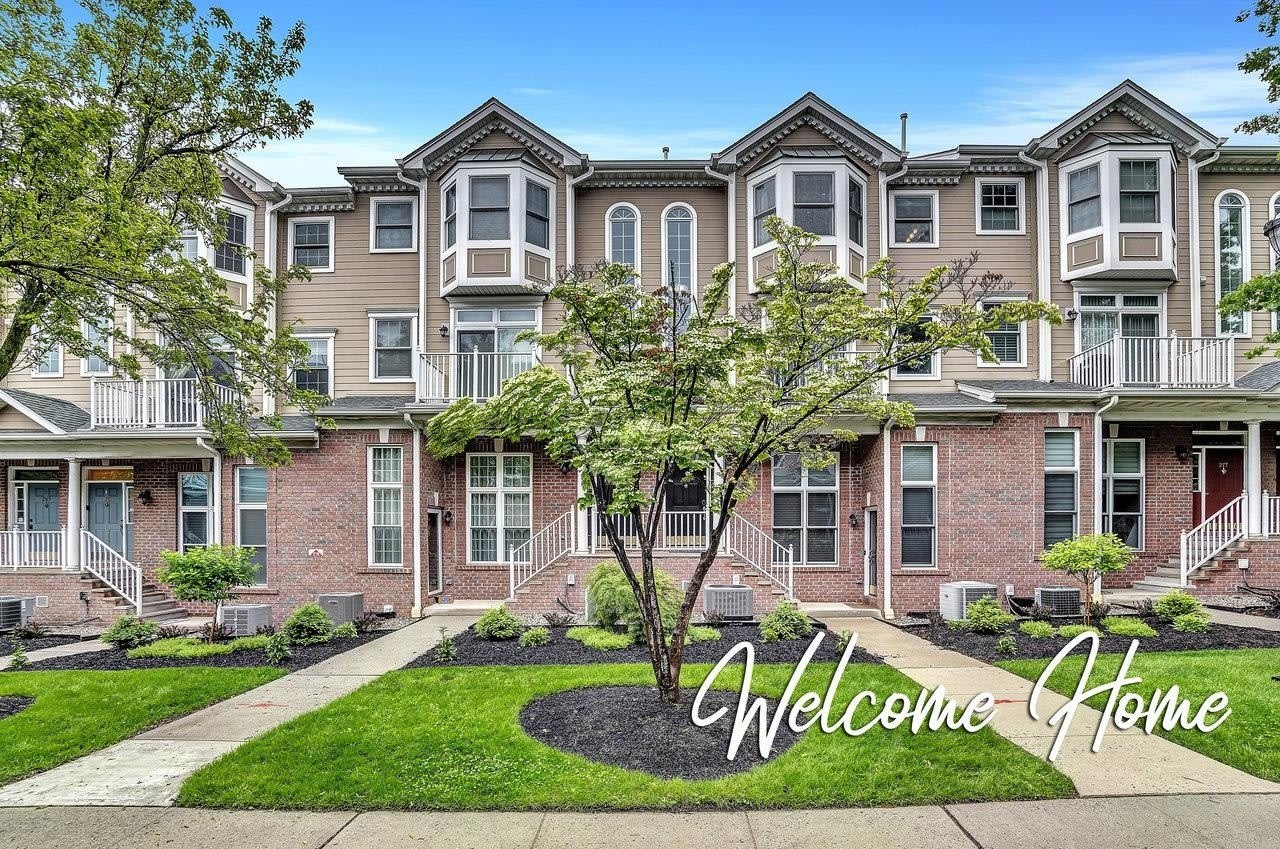 274 ROSLYN CT