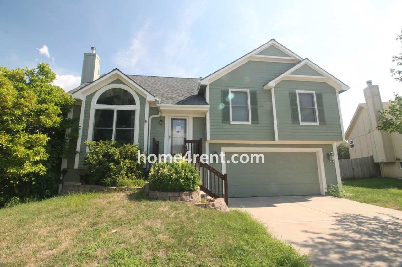 Wonderful Olathe Home w/ an Updated Kitchen, Finished Basement, Plenty of Natural Light and a Fenced Yard!