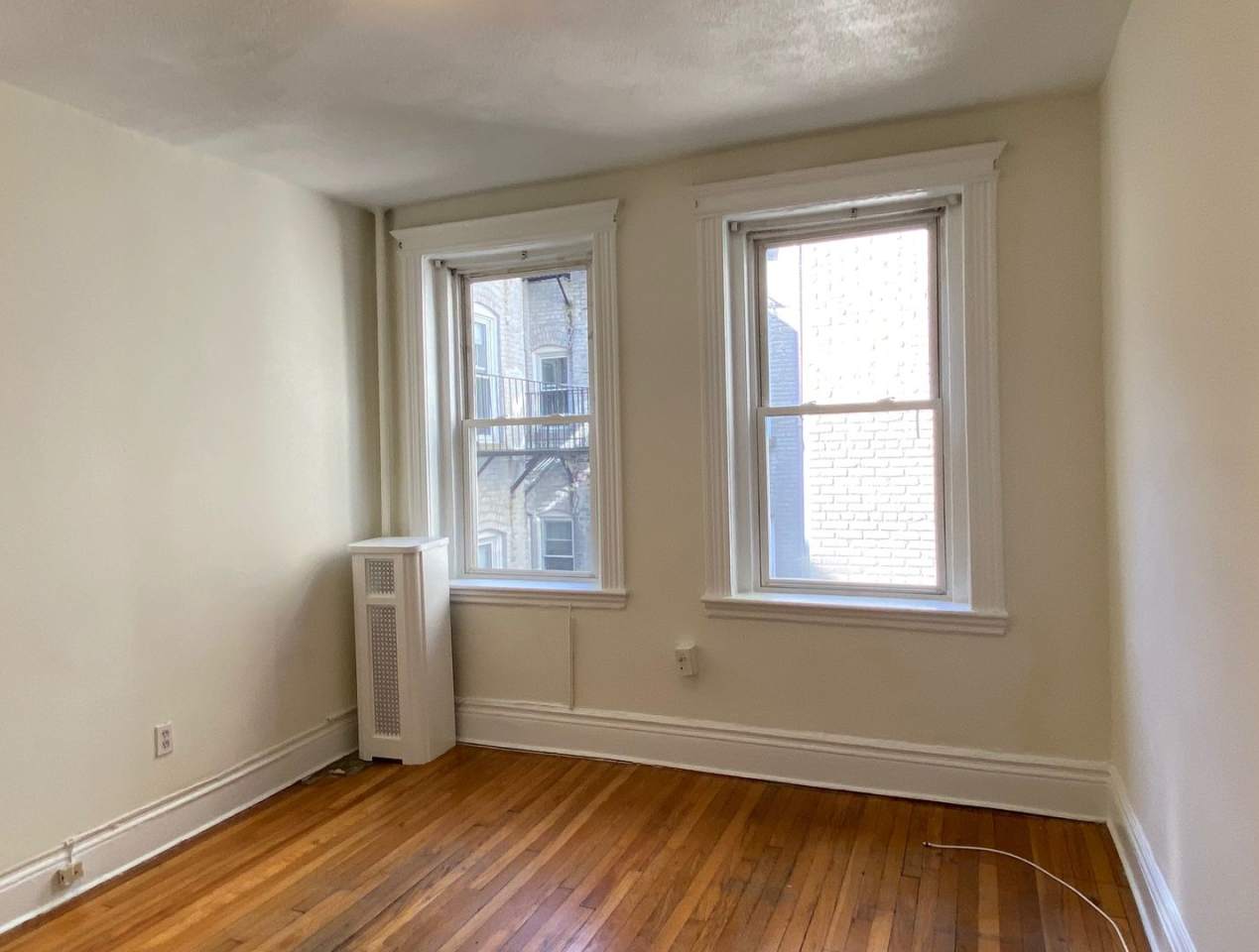 Nice sunny studio next to the Green Line!