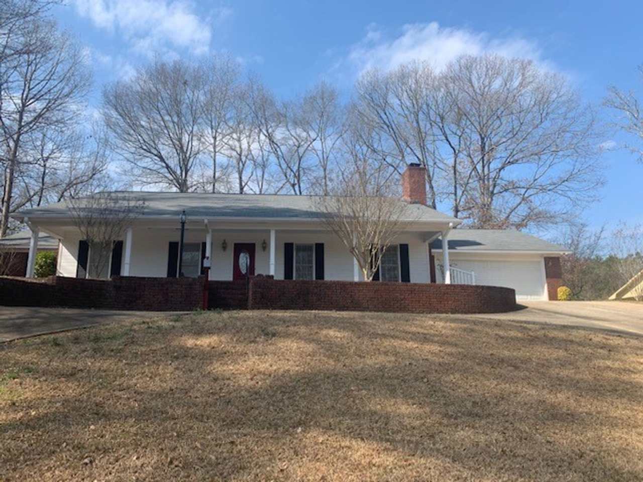 Beautiful 3 Bed 2 Bath Available in June!