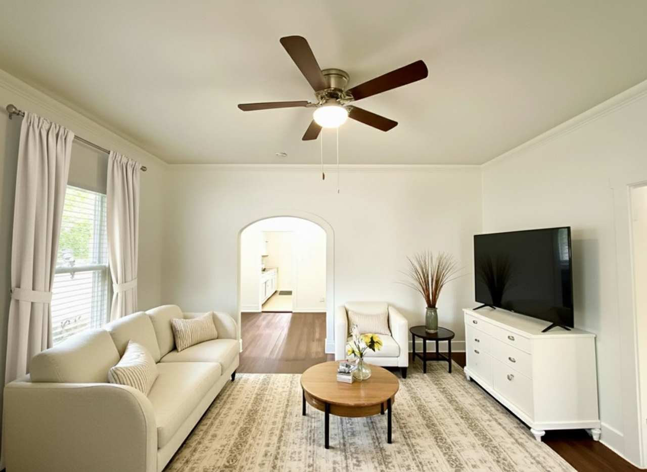 **APPLICATION RECEIVED** *MOVE IN SPECIAL* 1 Bedroom 1 Bath with Original Hardwood Flooring!