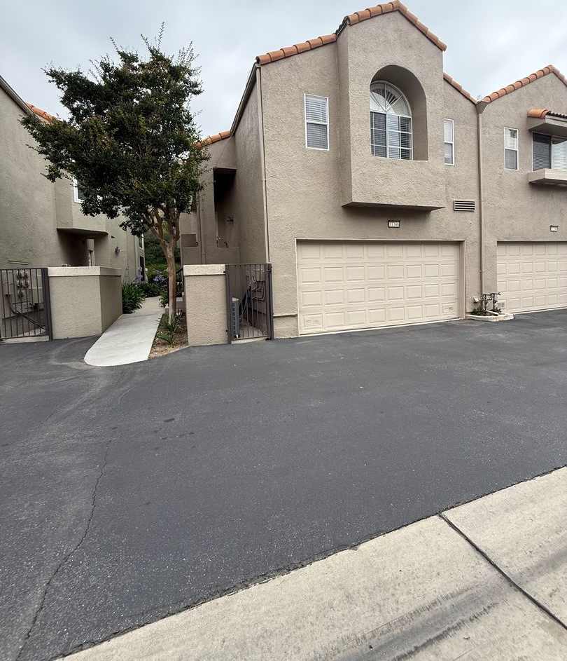3 bed, 2 1/2 bath Townhome located in Chatsworth