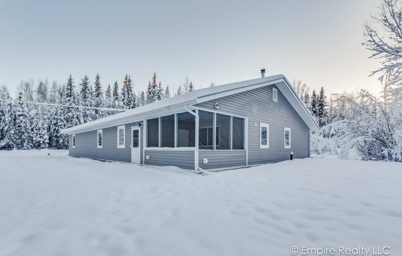 Single Family Home in North Pole