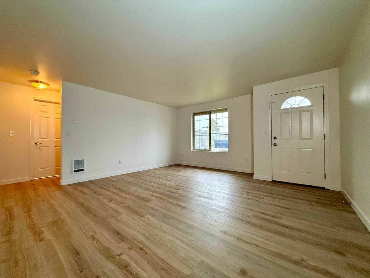 YOU DON'T WANT TO MISS OUT ON THIS OPEN LAYOUT HOME IN REDMOND!!