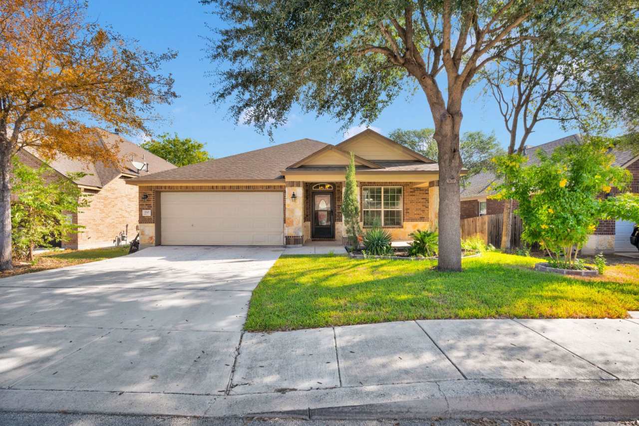 Charming 3 Bed 2 Bath Home in Weston Oaks with Community Amenities