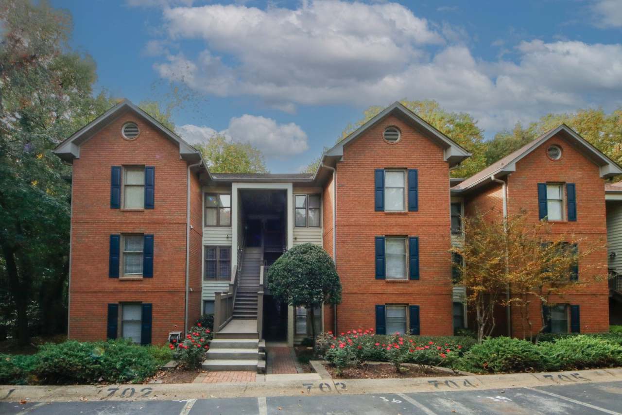 Secluded Community Near The Perimeter Mall