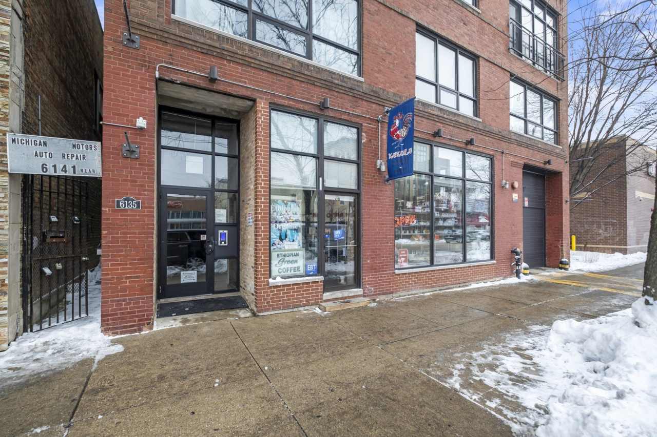 6135 N Broadway Street