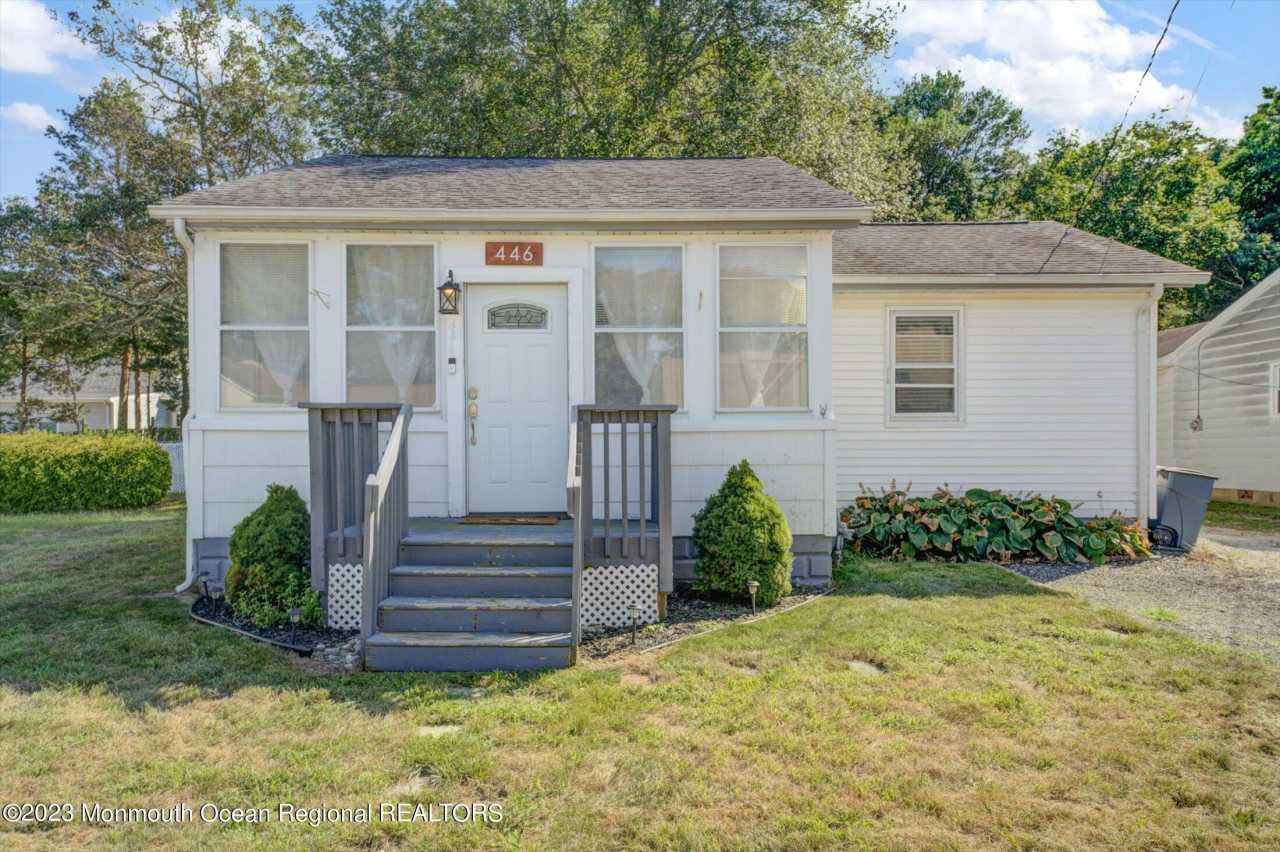 446 E Arverne Avenue