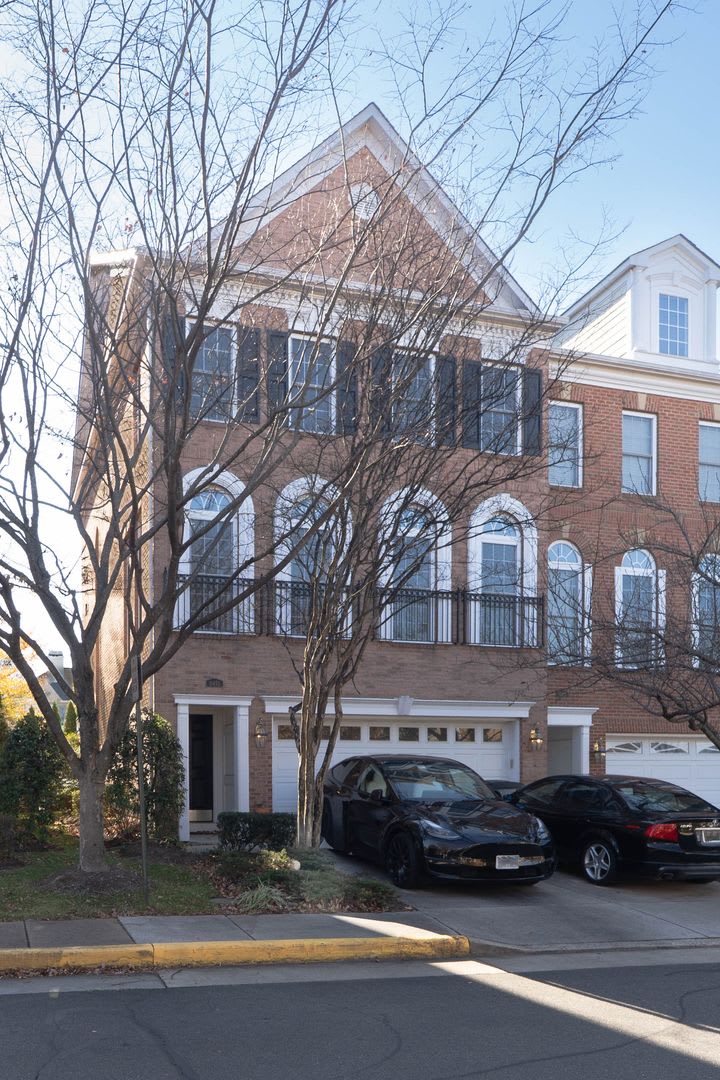 Well Appointed 3 Bedroom 3.5 Bath Townhome in Fairfax