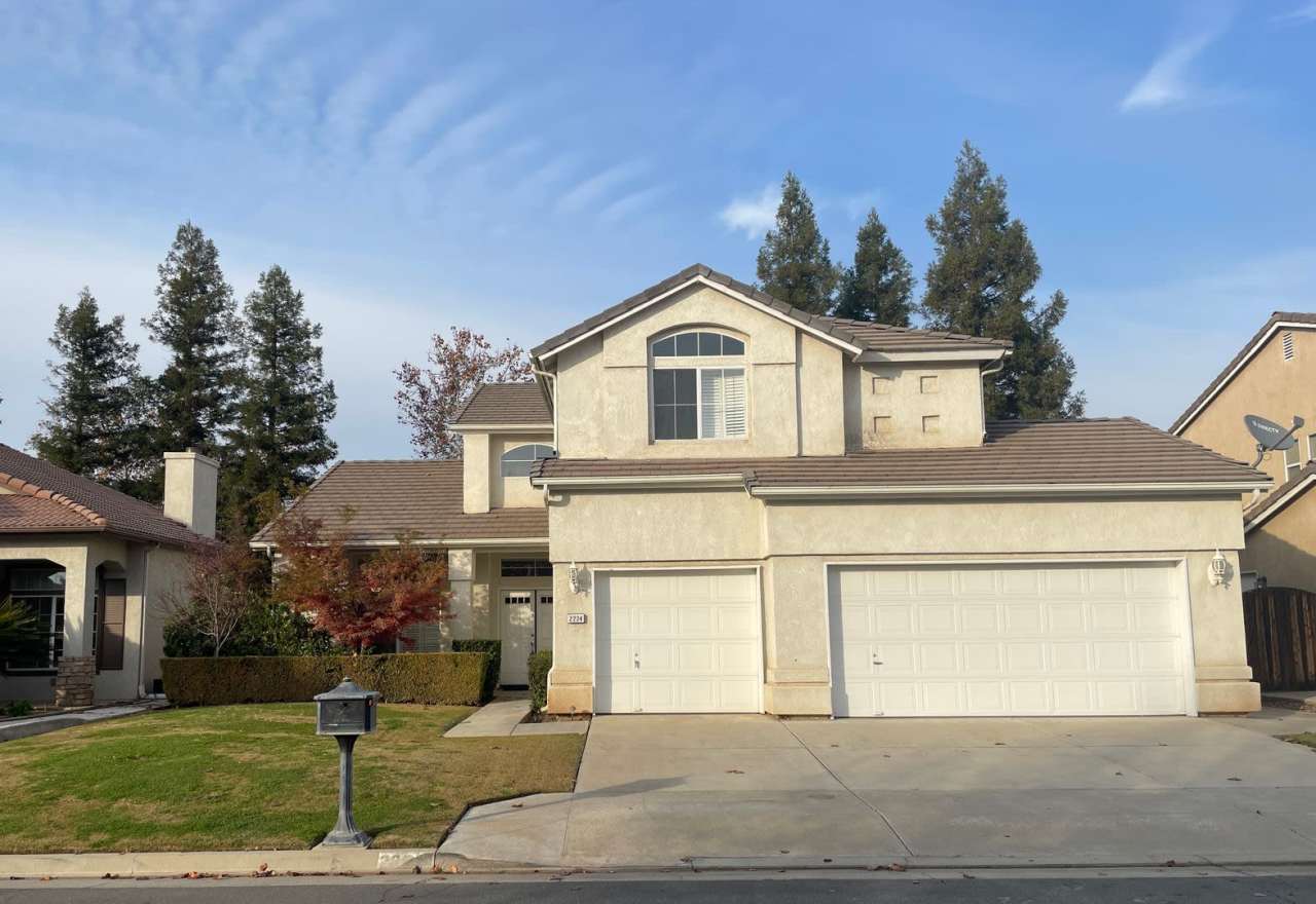 Large 5 bedroom 3 bathroom N/E Fresno home offing nice amenities, a spacious floor plan and Clovis Schools.