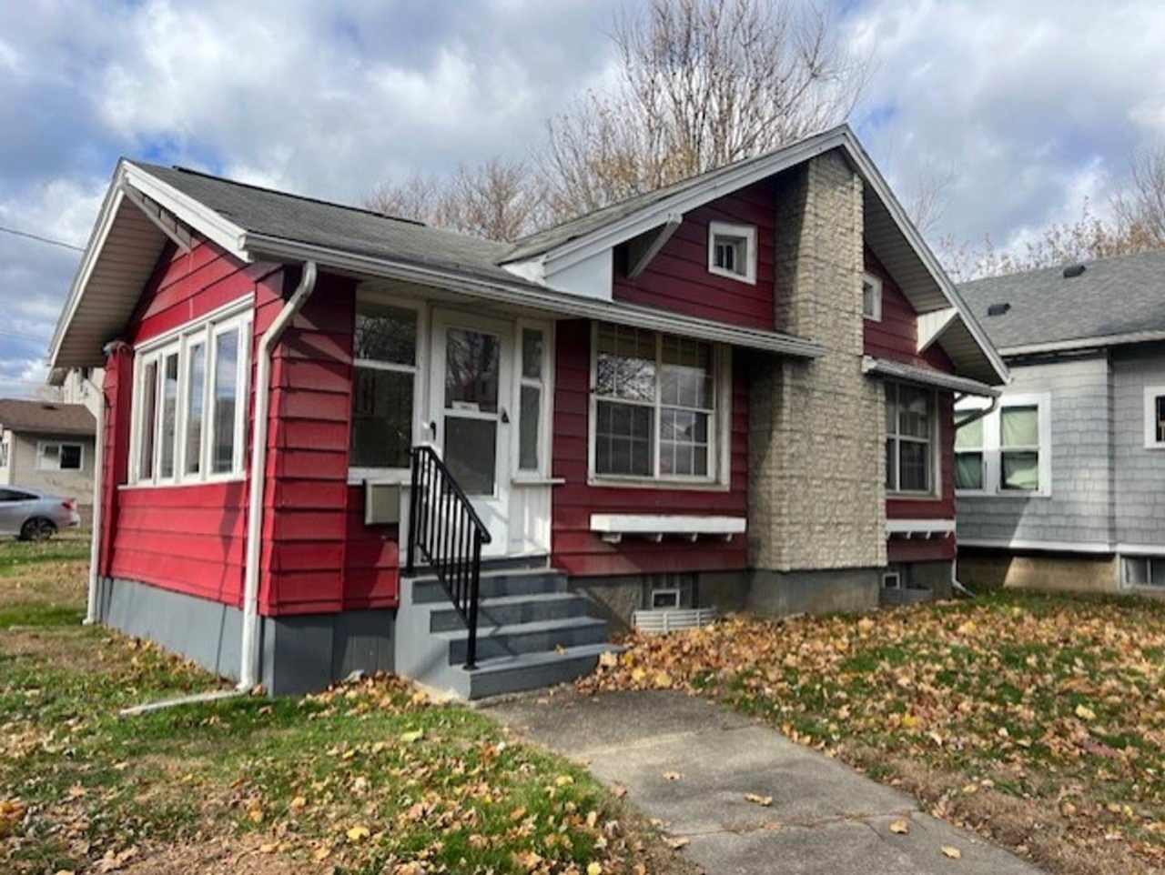 Cozy 2-Bedroom Bungalow on East Ave – Garage  Enclosed Porch