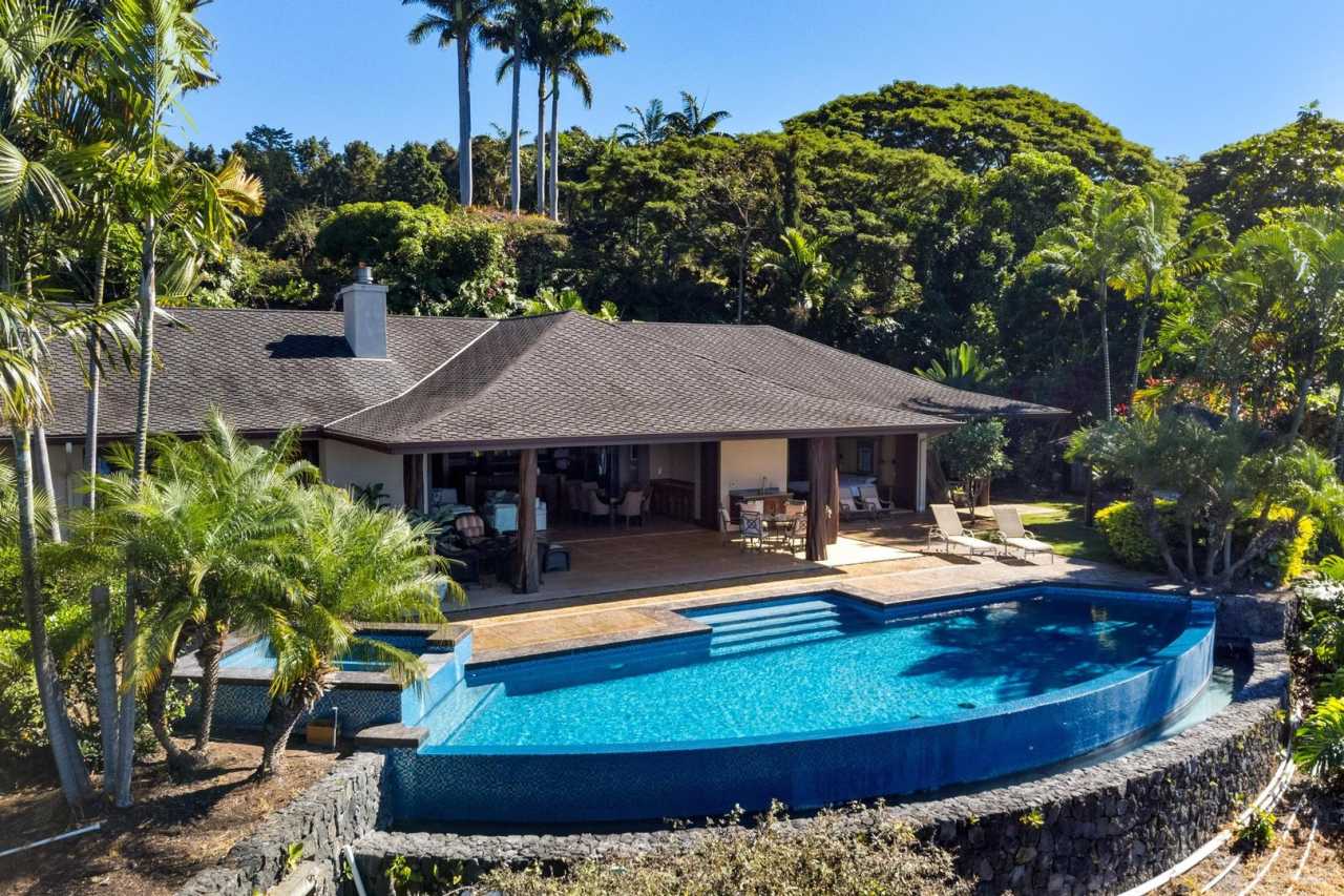 Luxury furnished 4 bedroom 3 bathroom with pool, spa, and outdoor showers