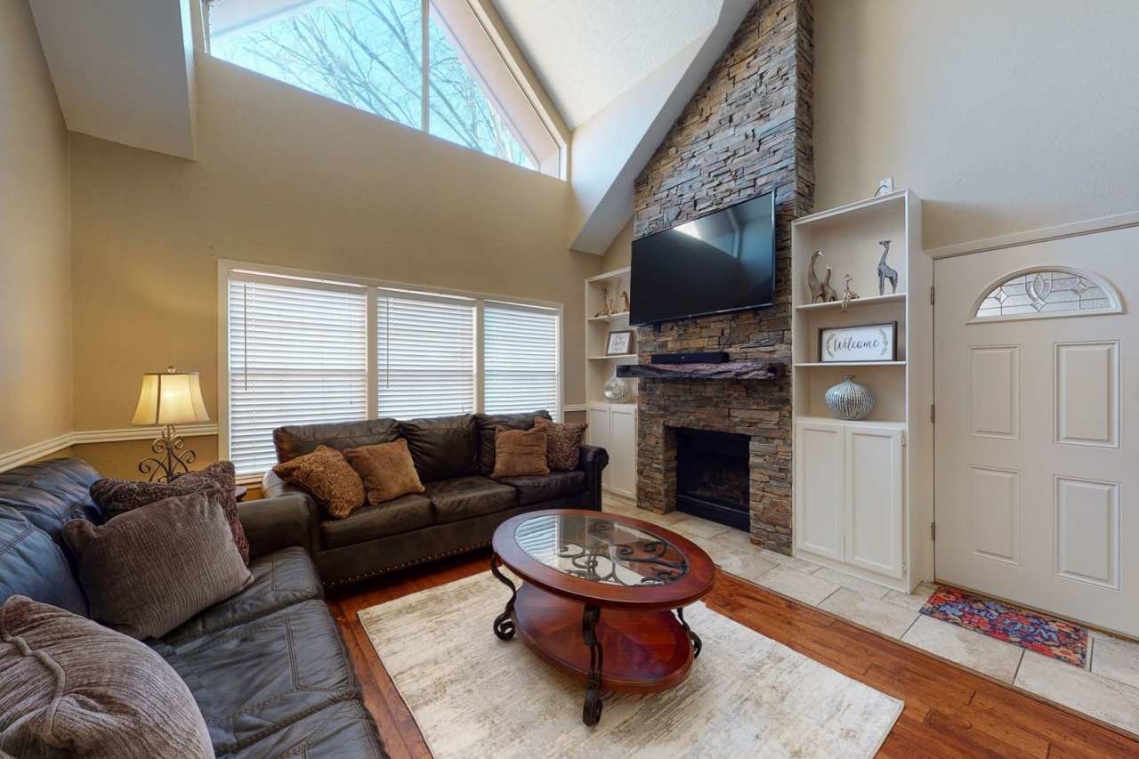 Adorable 3 Bed Townhome Pre-Leasing July 2026!