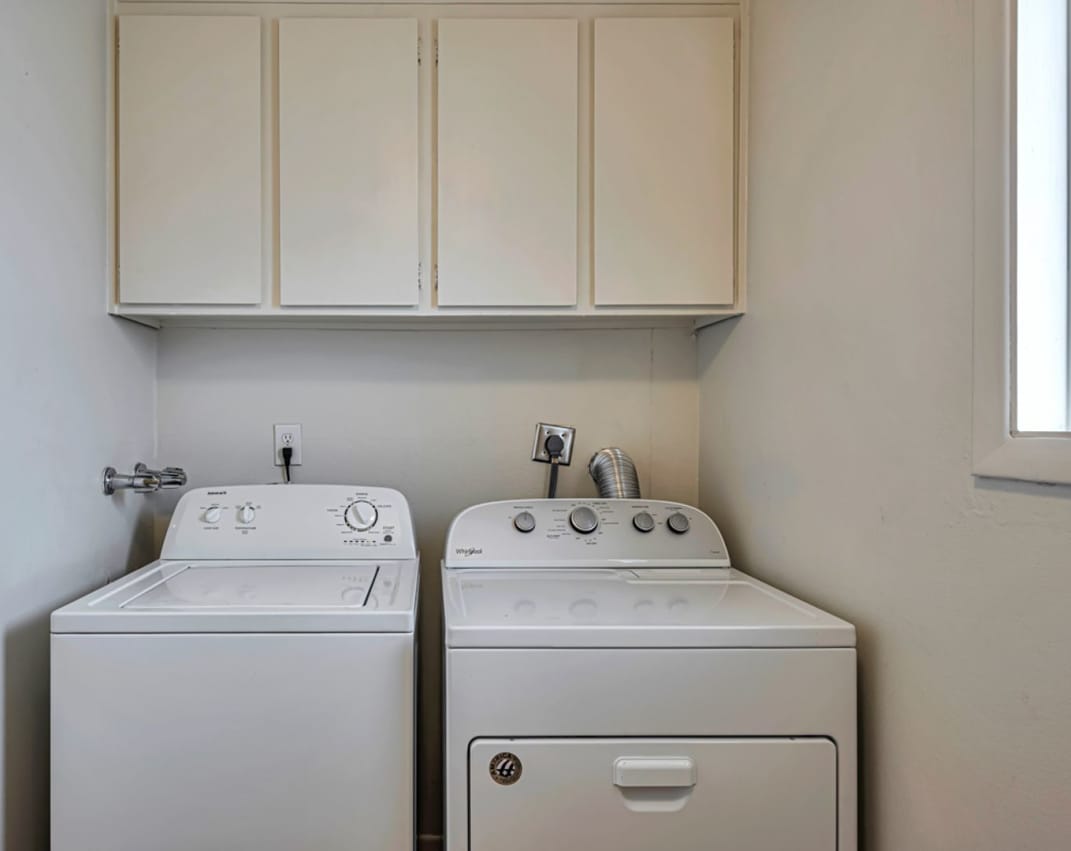 5 Bedroom/ 3 Bath - 1025 E Manhatton