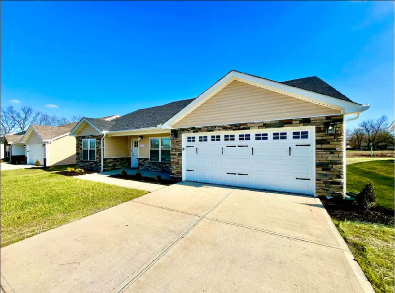 Vibrant 4 Bedroom Getaway with Hot Tub