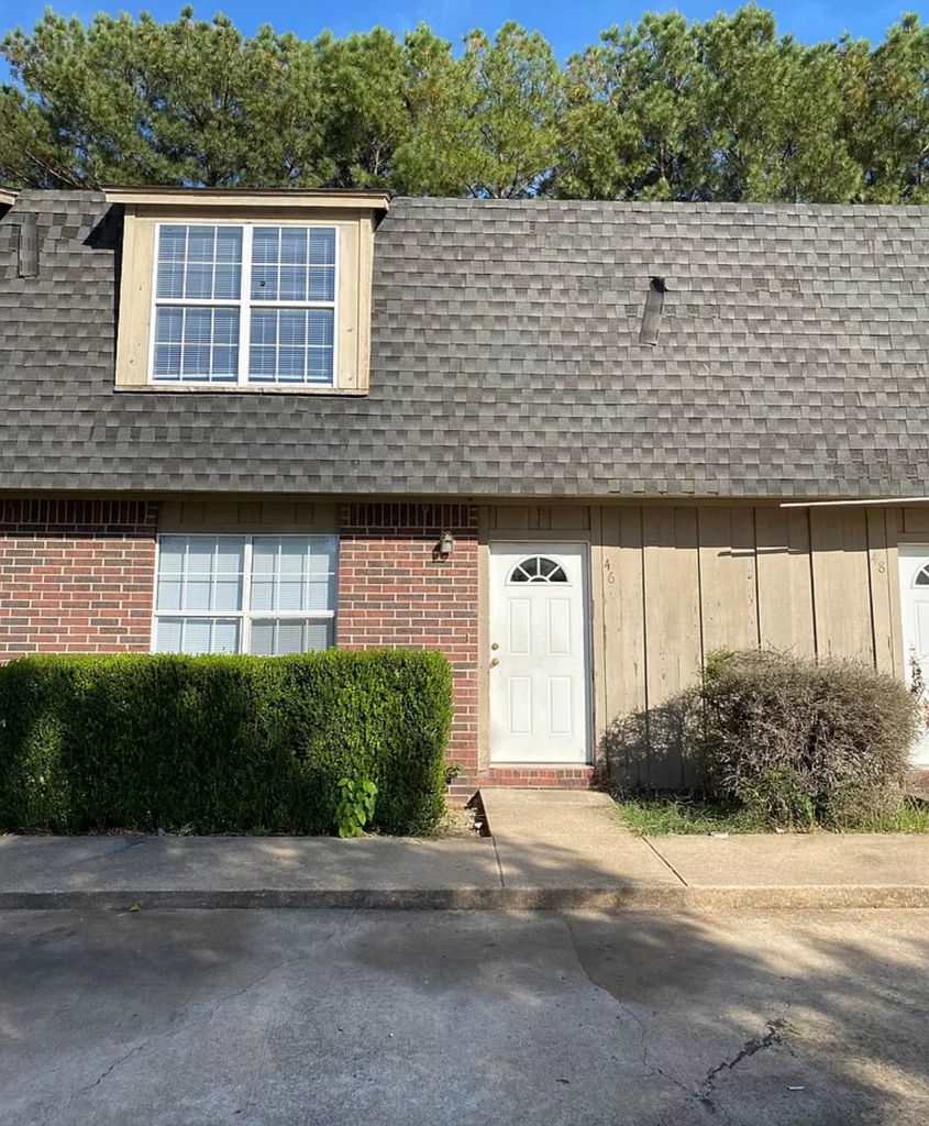 2 Bedroom / 1.5 Bathroom Townhouse w/ Fenced-In Backyard