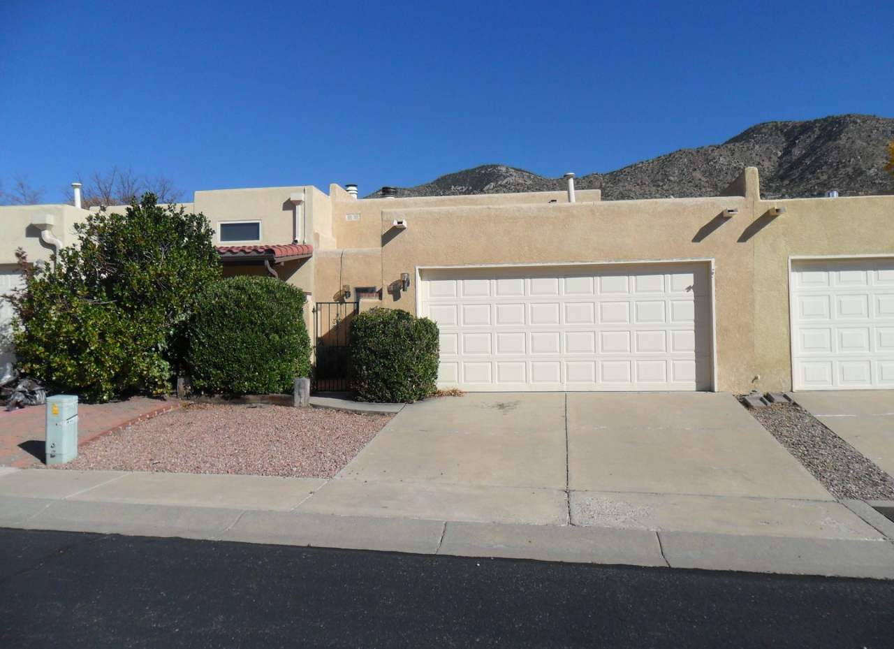 Beautiful 2 Bedroom 2 Bath Townhouse located in the popular foot hills area!