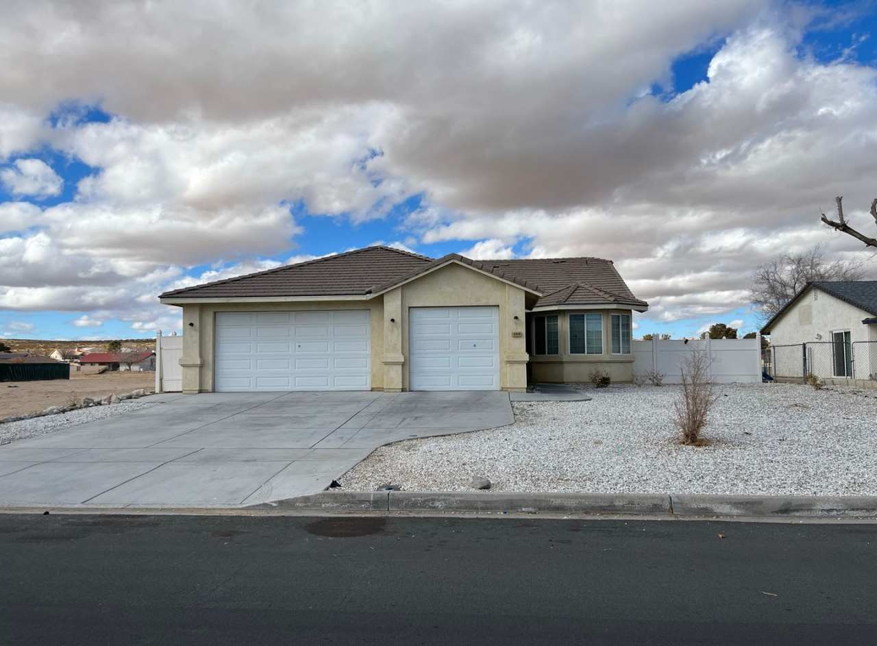 Beautiful 4 bedroom 2 bathroom home in Helendale CA!