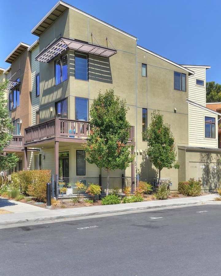 Exceptional End-Unit Townhome in Sterling Park – Palo Alto Living at Its Best!