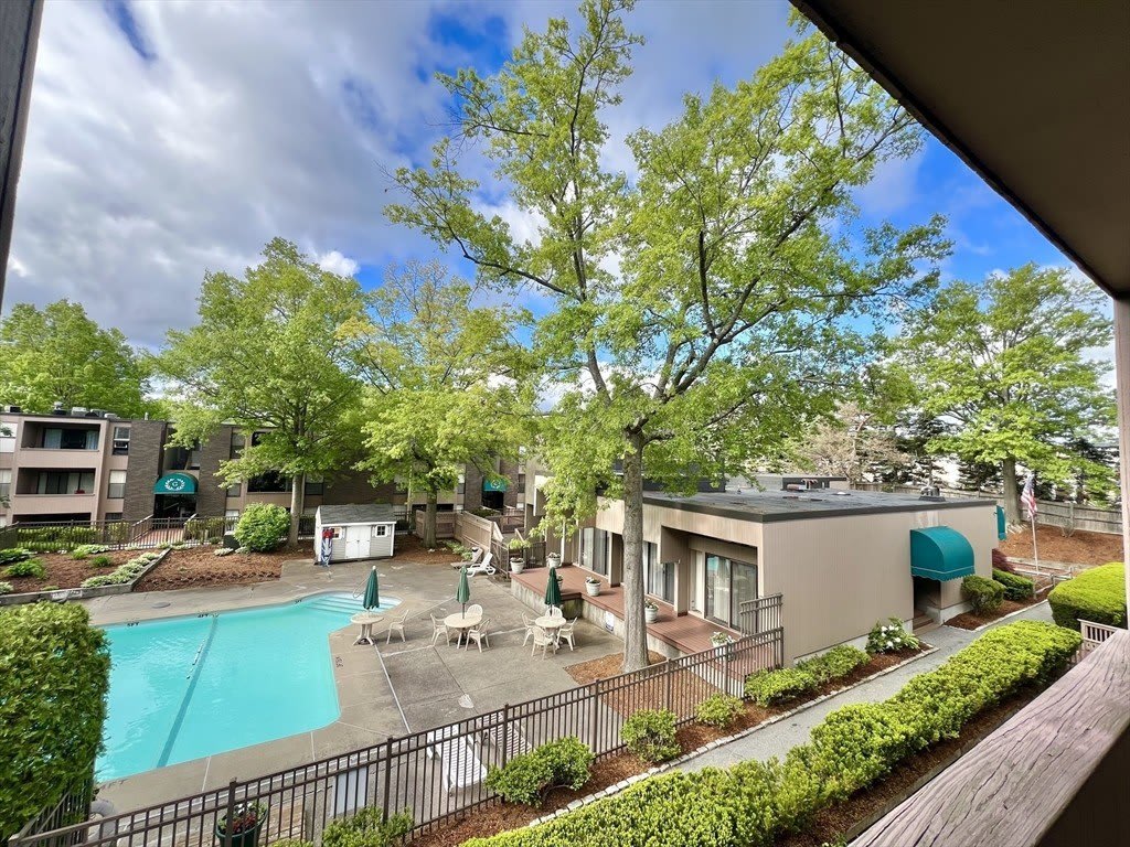 2 Shrewsbury Green Dr