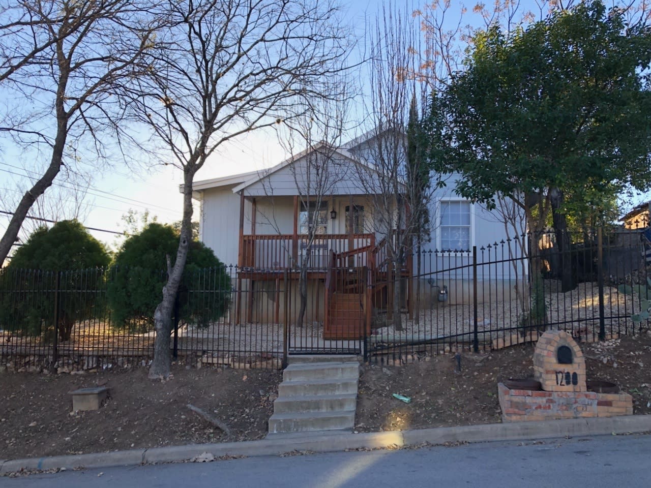 1st Month Free! BEAUTIFUL 4 bed/3 bath home, Near Downtown!!