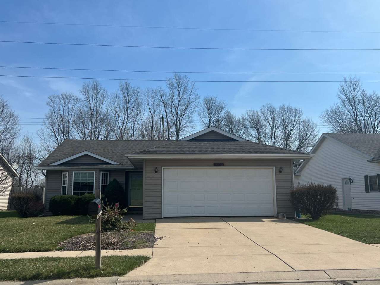 TWIN LAKES!! 3 BEDROOM 2 FULL BATHS!