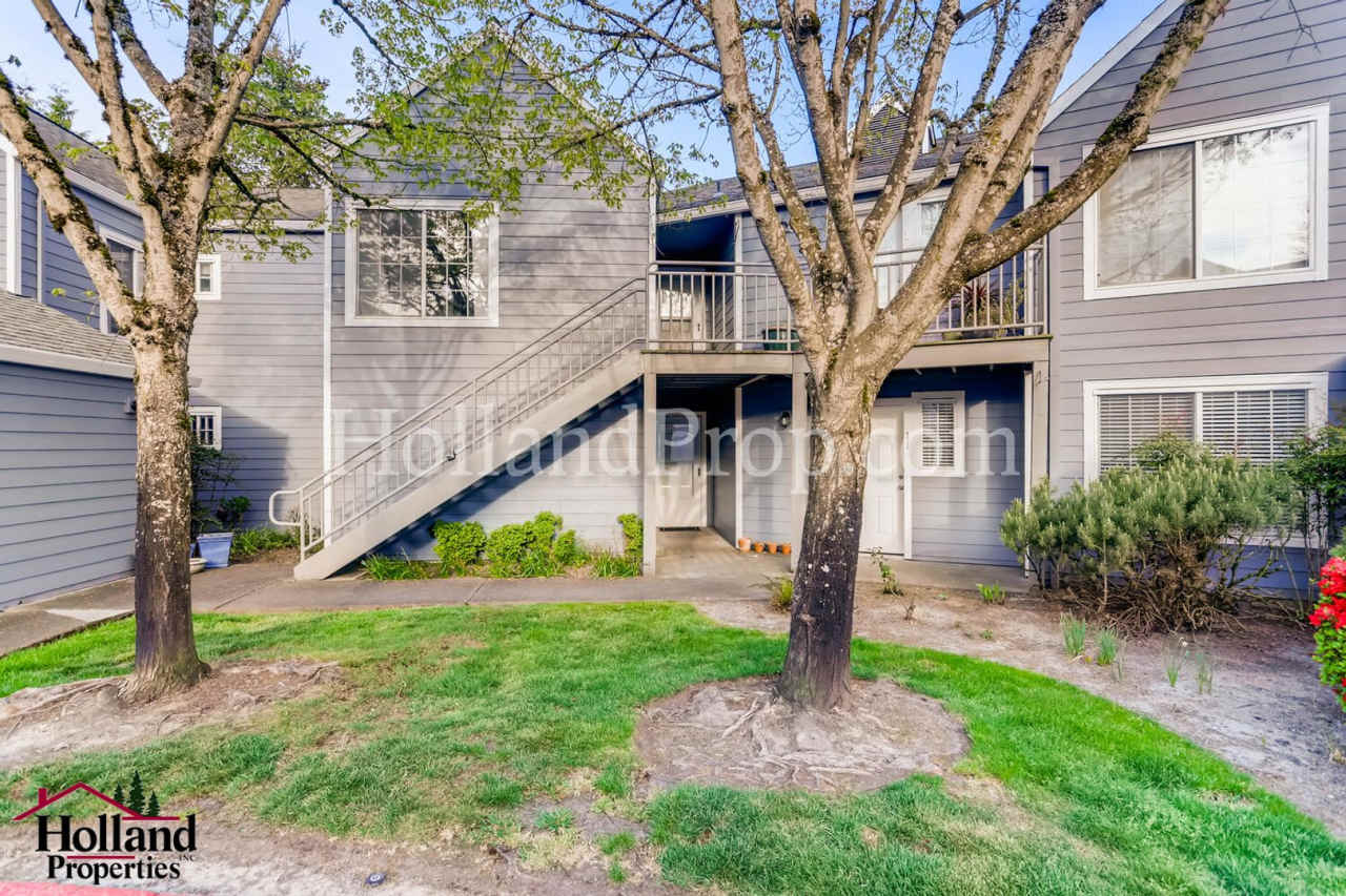 Beautiful 2-Bedroom Condo with a Garage!