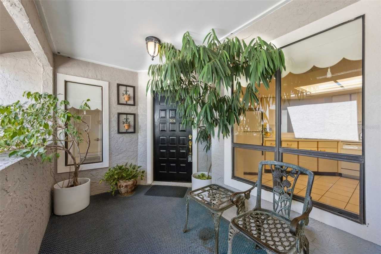 300 N SHADOWBAY BOULEVARD