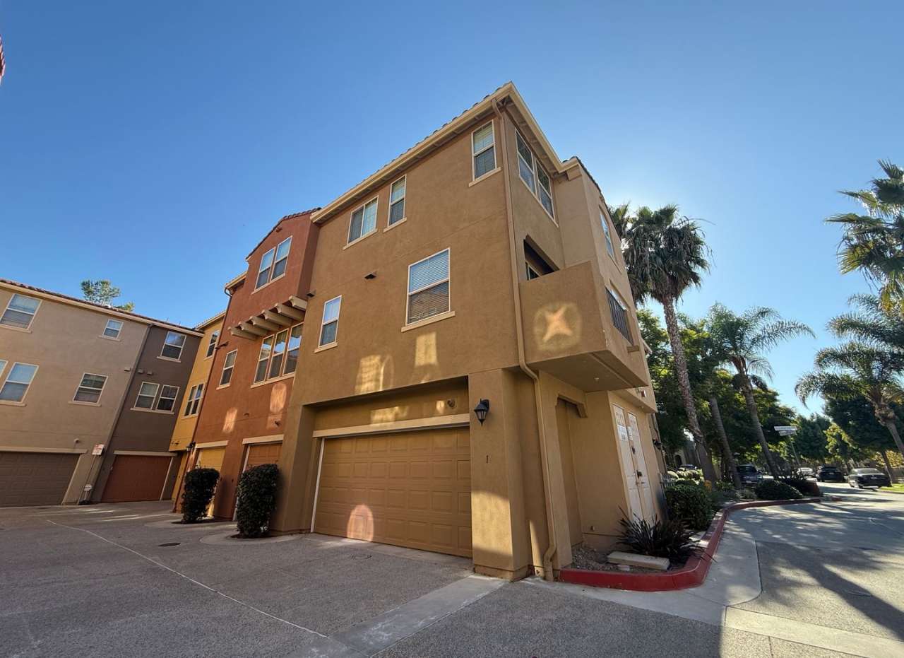 ***MOVE IN SPECIAL!!!*** Tri-level 3-bedroom 3-bathroom townhouse located in Chula Vista, CA