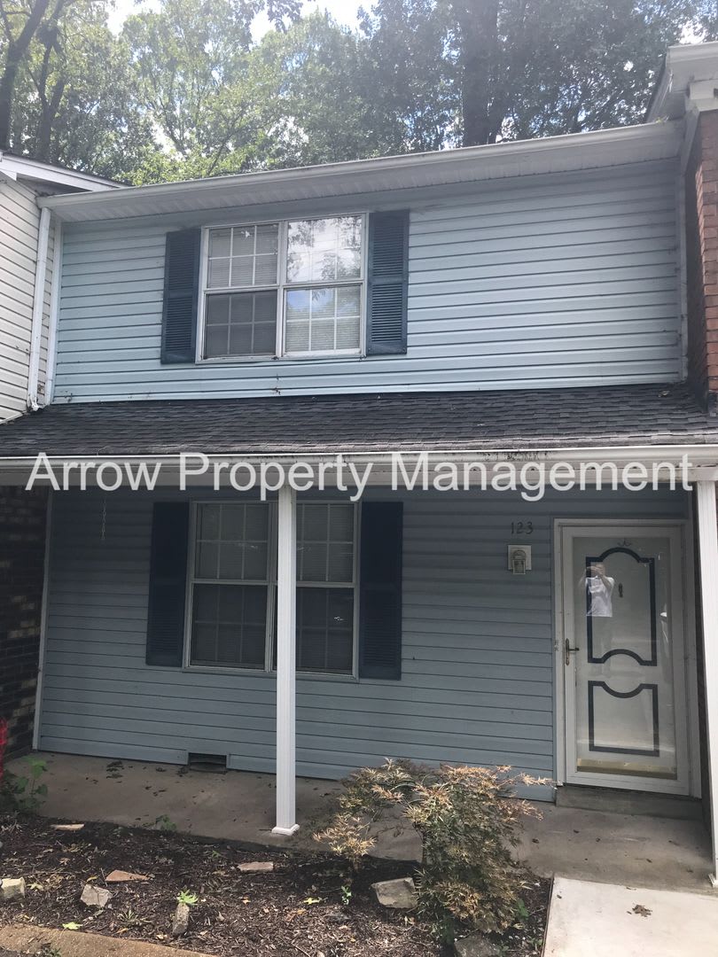 Great 2 Bedroom Townhome on Quiet Dead-End Street!