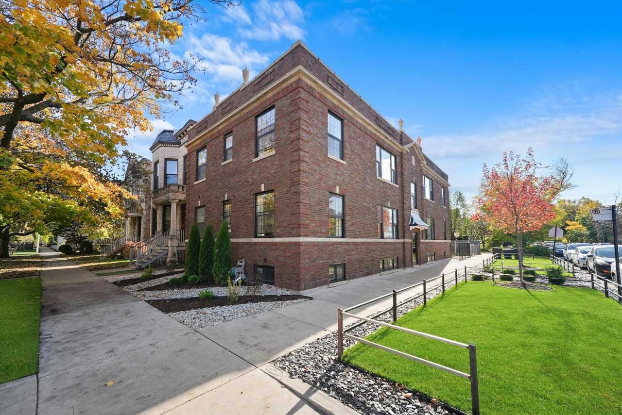 4153 N Hermitage Avenue