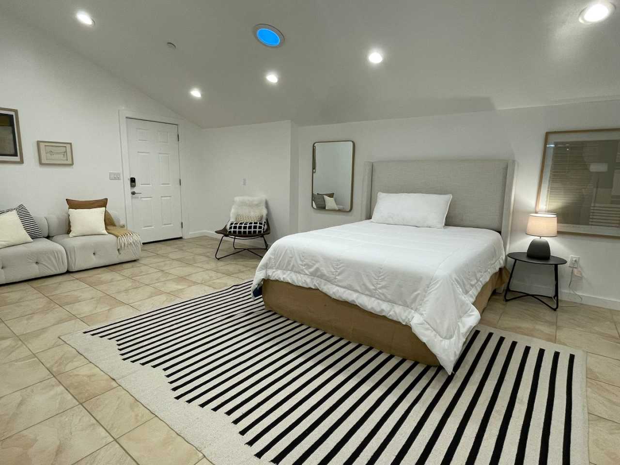 PRIVATE , FURNISHED Beverly Hills Studio Back House ! All utilities included