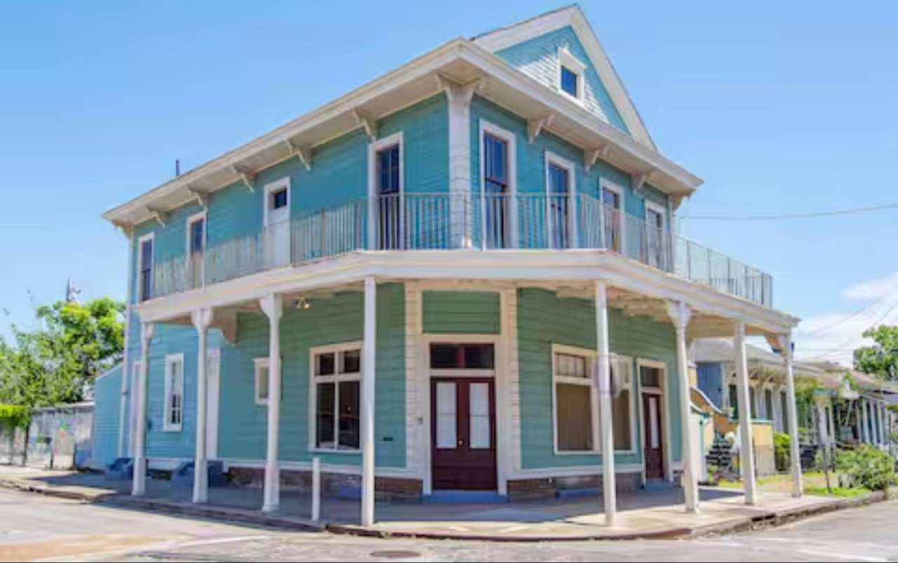 Historic, Renovated 3BR with Wrap-Around Balcony Near St. Charles