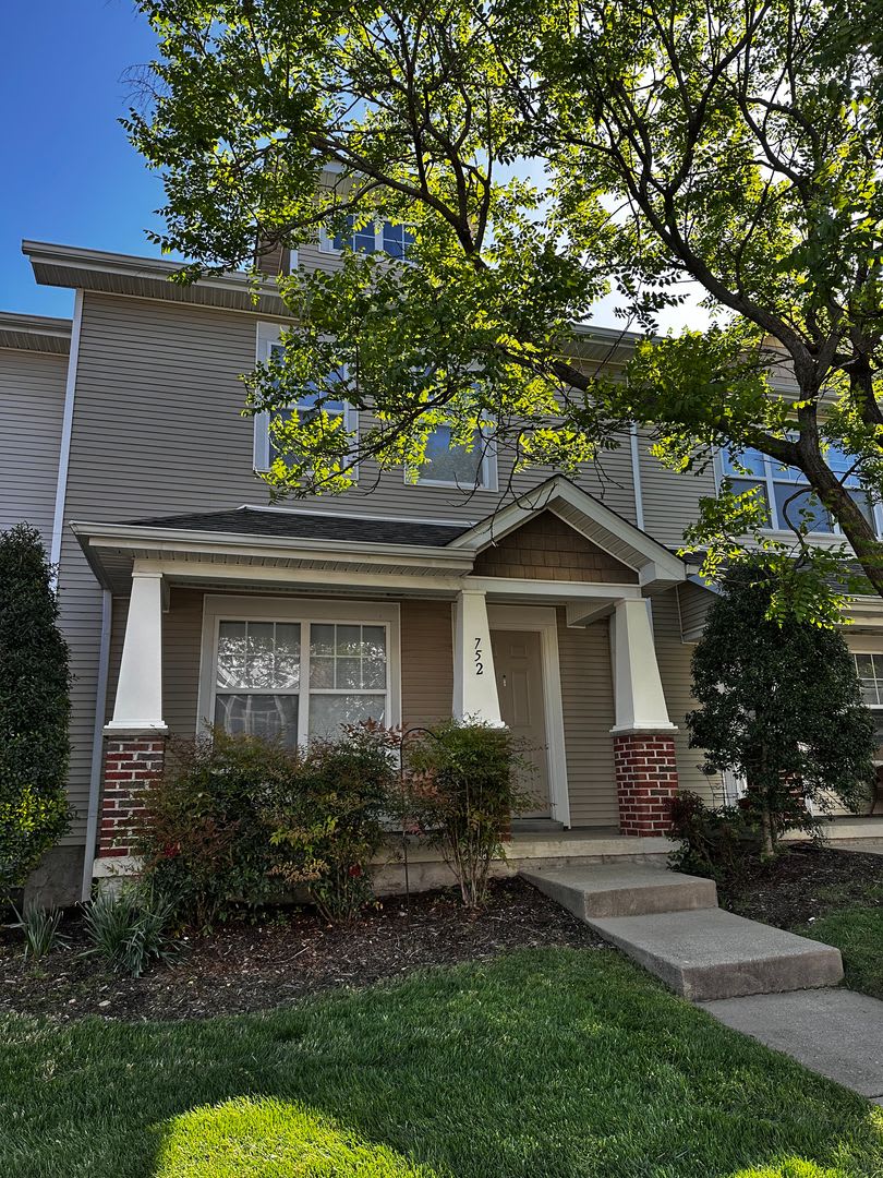 Vernon Avenue Townhouse, Close to Everything!