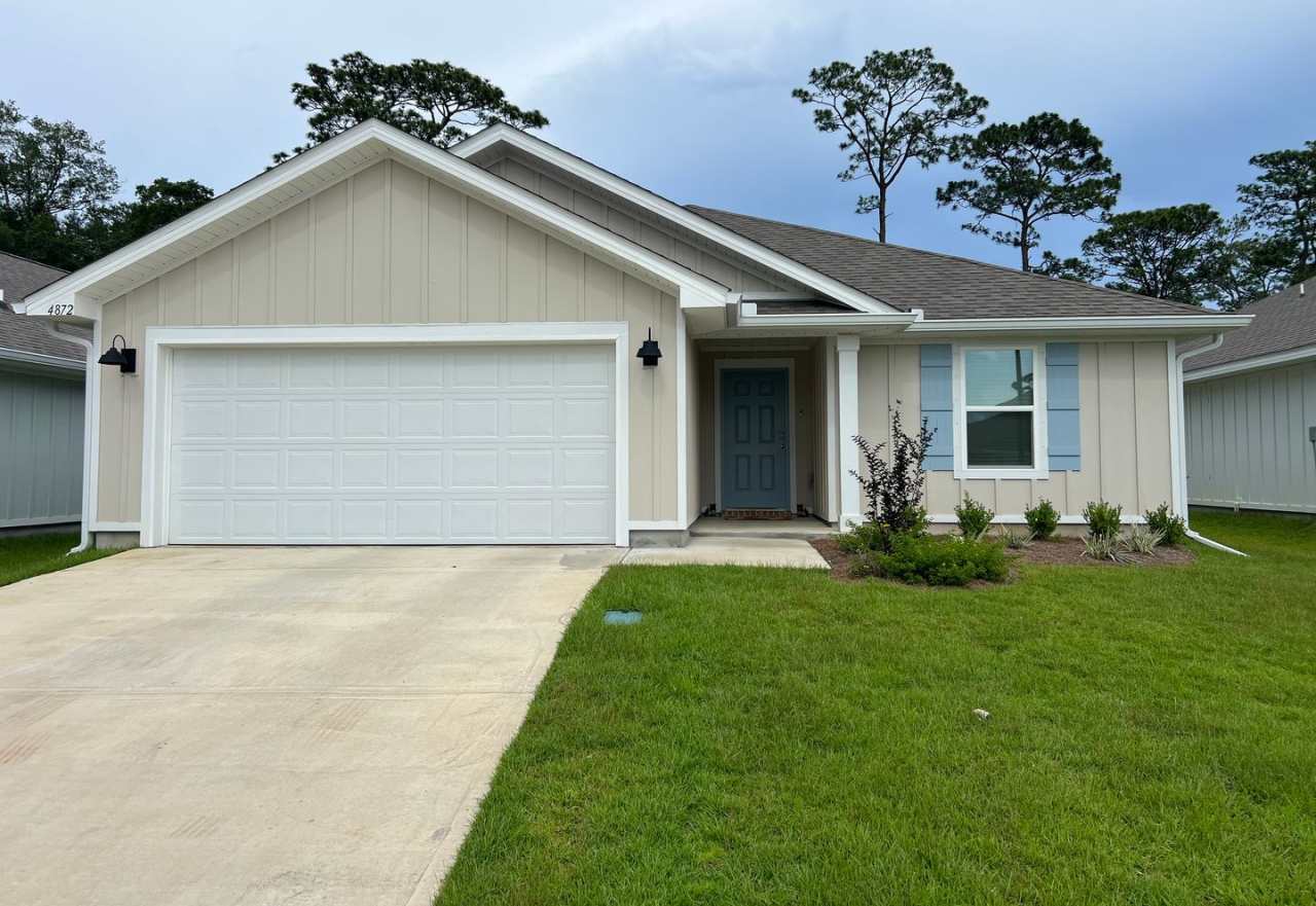 Beautiful 3 Bedroom, 2 Bath Pace Home available !!