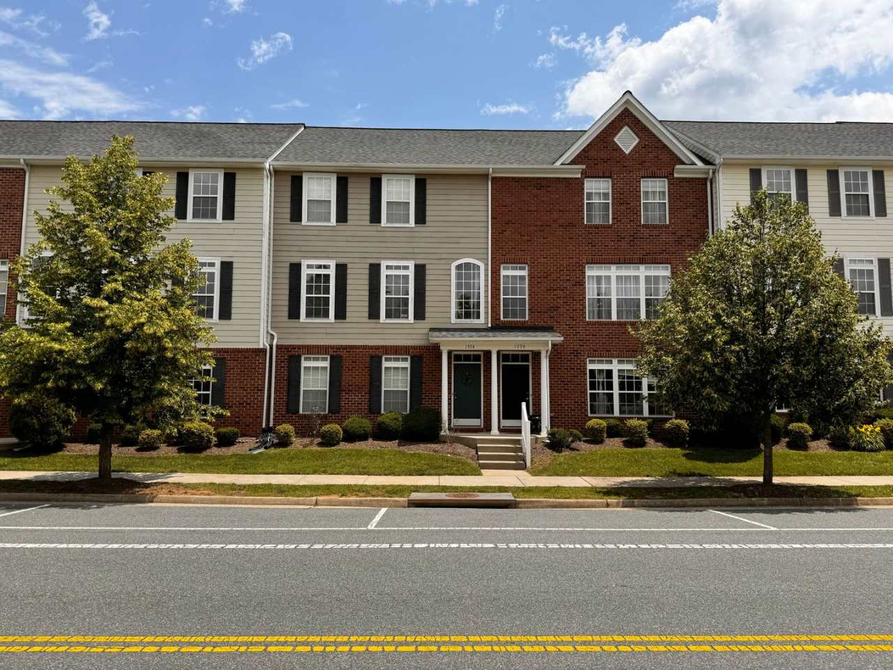 Gorgeous townhome, walking distance to Hollymead Towne Center/Target