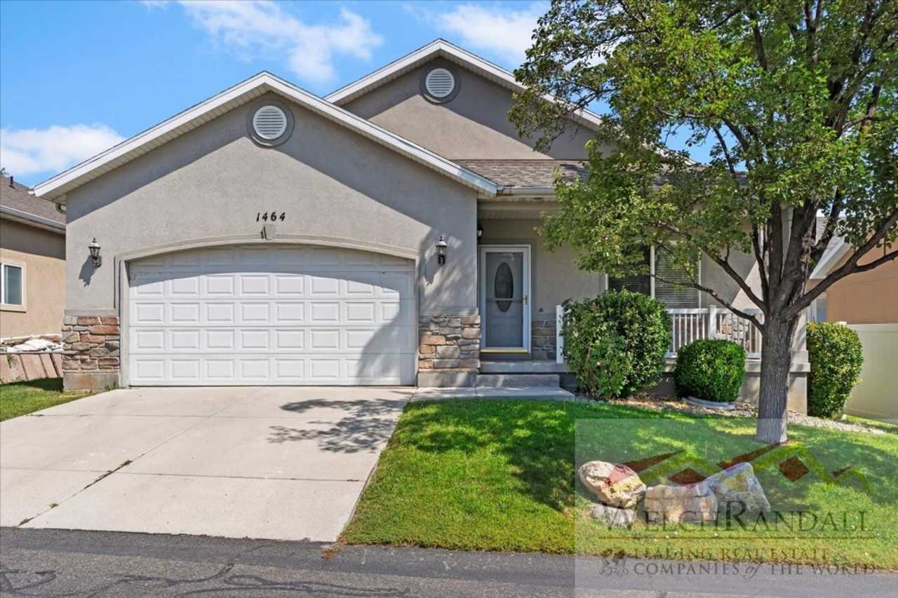 Spacious Residence in Taylorsville – 5 Beds, 4 Baths, Move-In Ready!