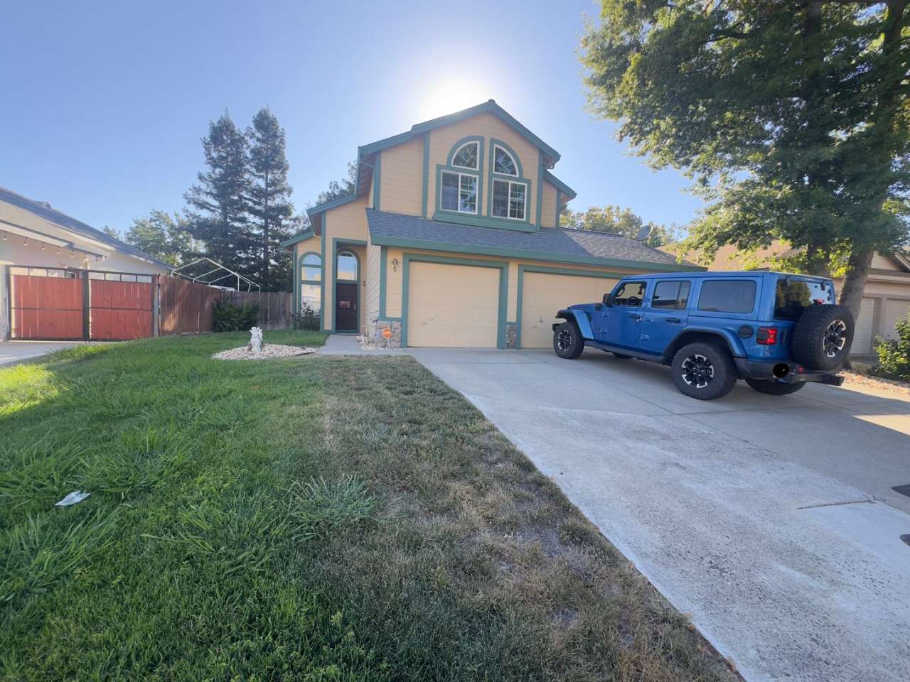 Located in a great neighborhood 4Bdm 3Ba Home With 3 Car Garage