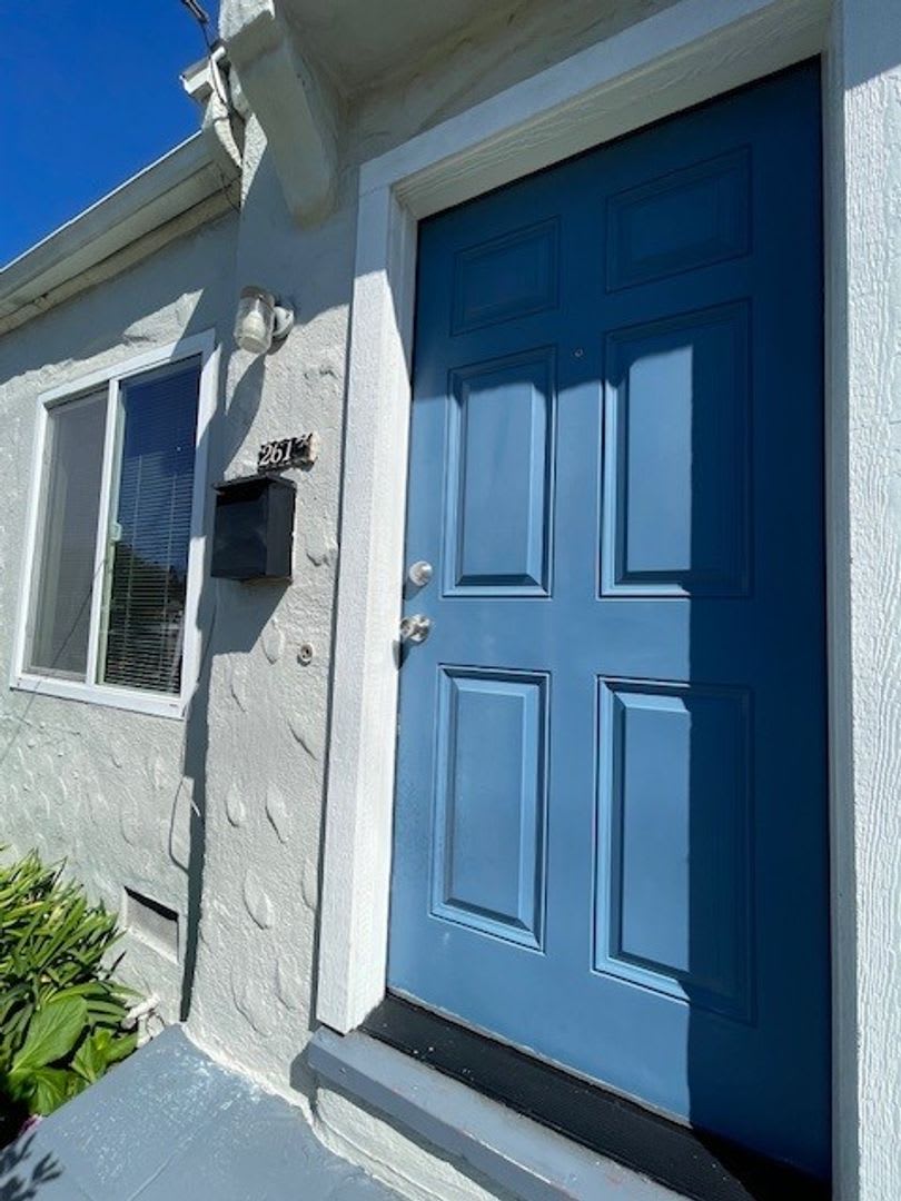 Quaint Studio, Freshly Painted, with modern fixtures, with front and back entrance,