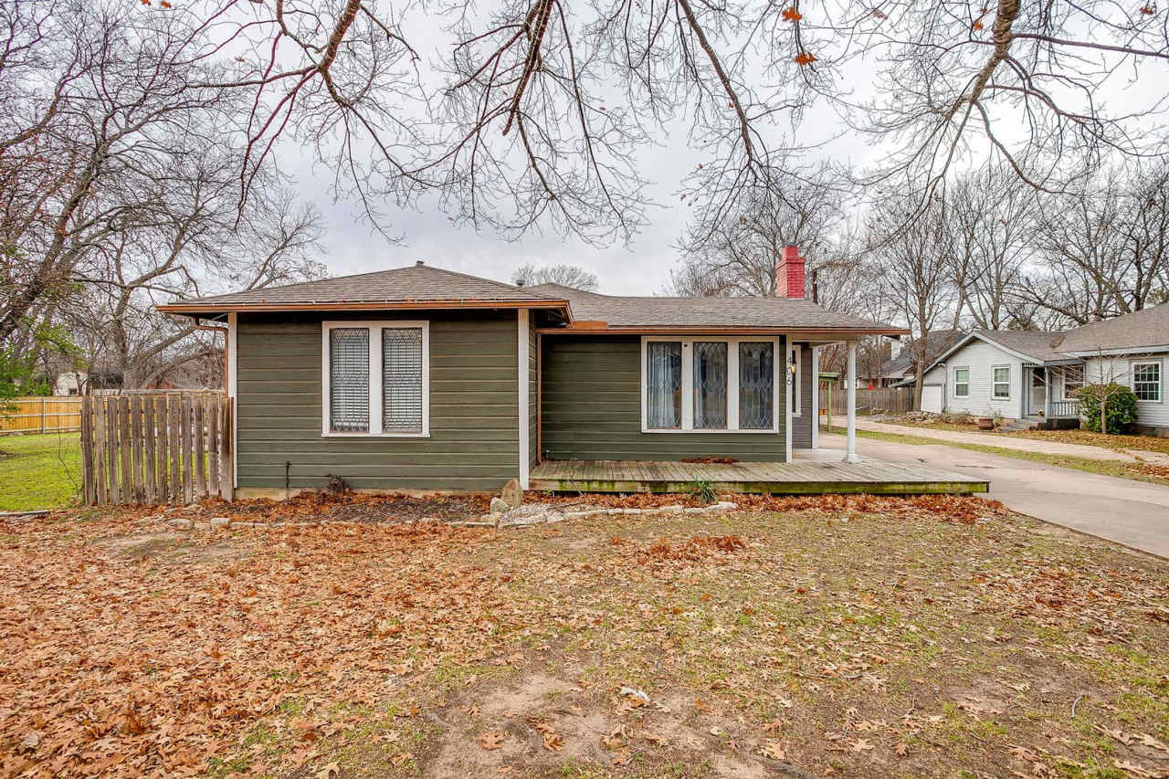 Amazing Historic 1940's Home in Original Cleburne- 4 Bed- 3 Bath w/ Multiple Living Areas- 76033