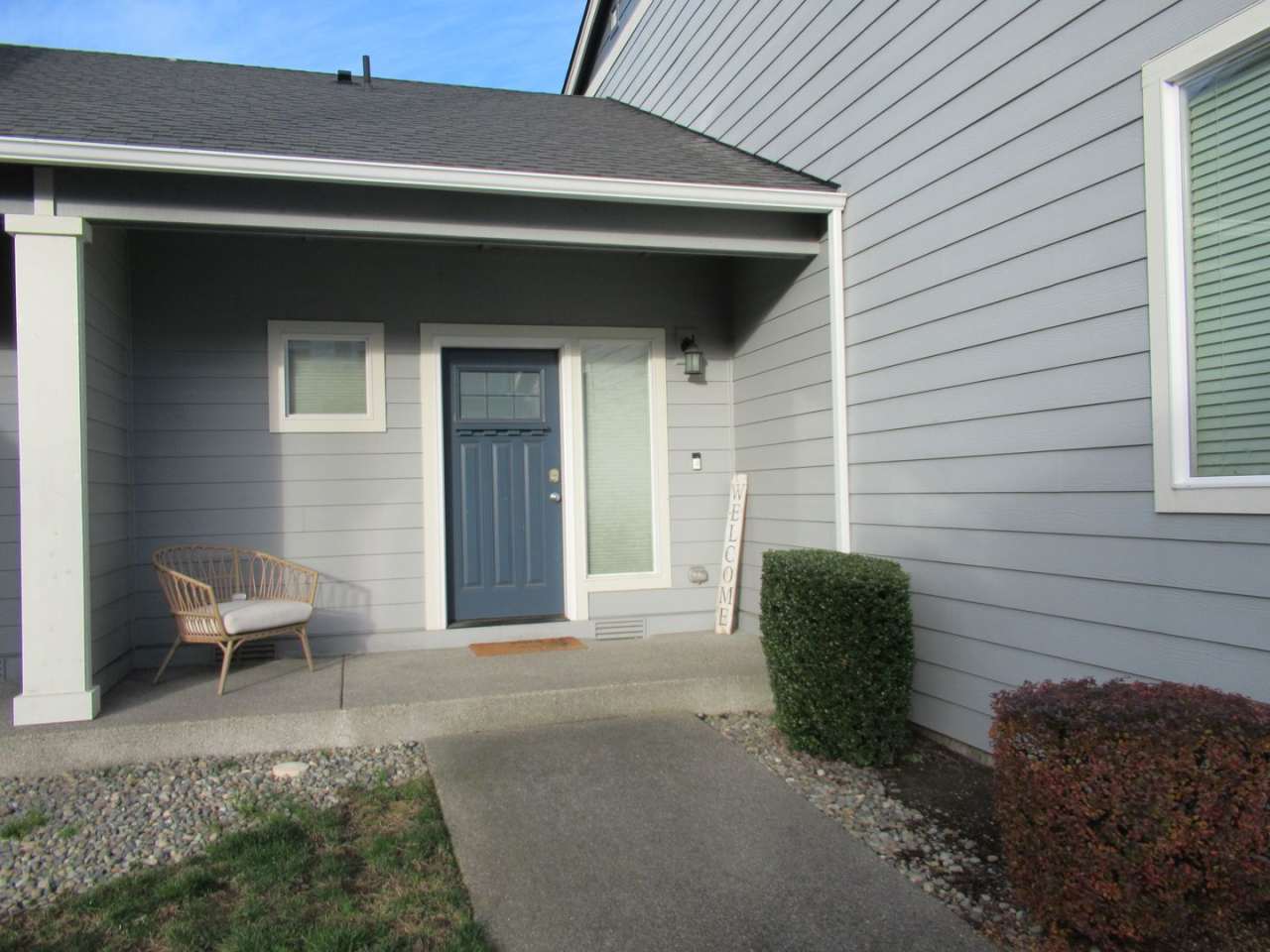 Well maintained 3 bedroom, 2.75 bath townhome in Puyallup