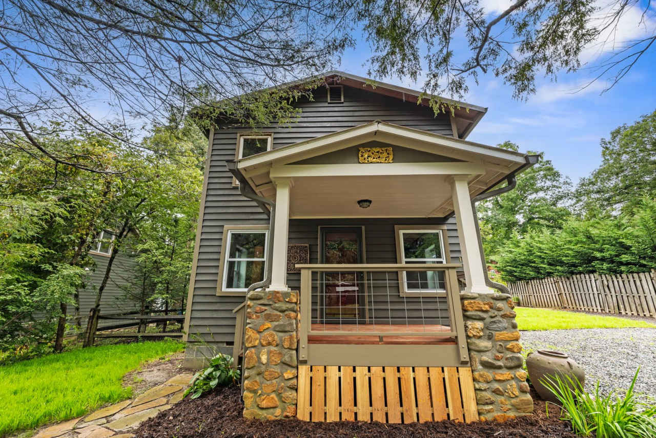 Charming Black Mountain Rental!