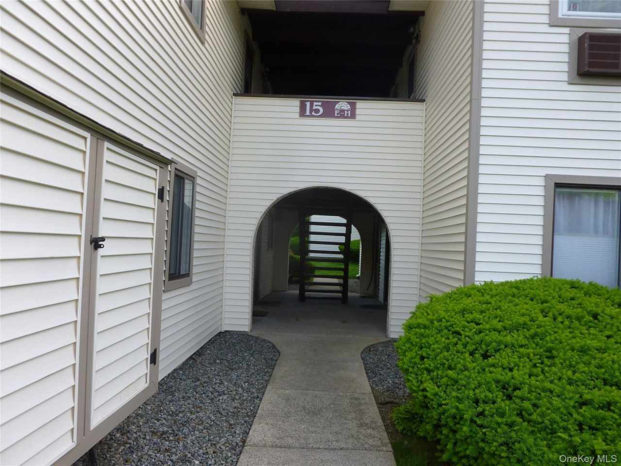 15 Club House Drive unit: 2F